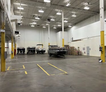 More Photos Of 1045 Hickory St, Pewaukee Warehouse For Lease