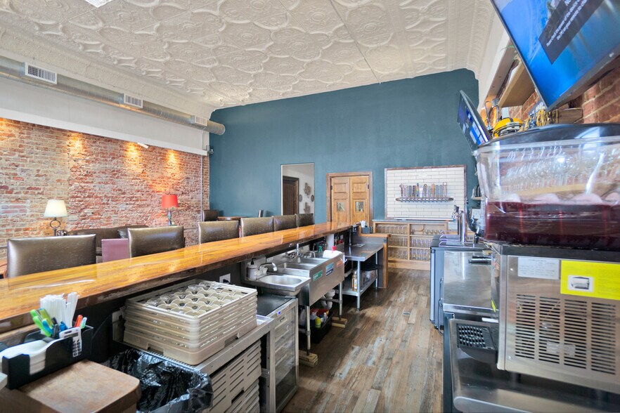 More Photos Of 1136 Main St, Commerce General Retail For Sale