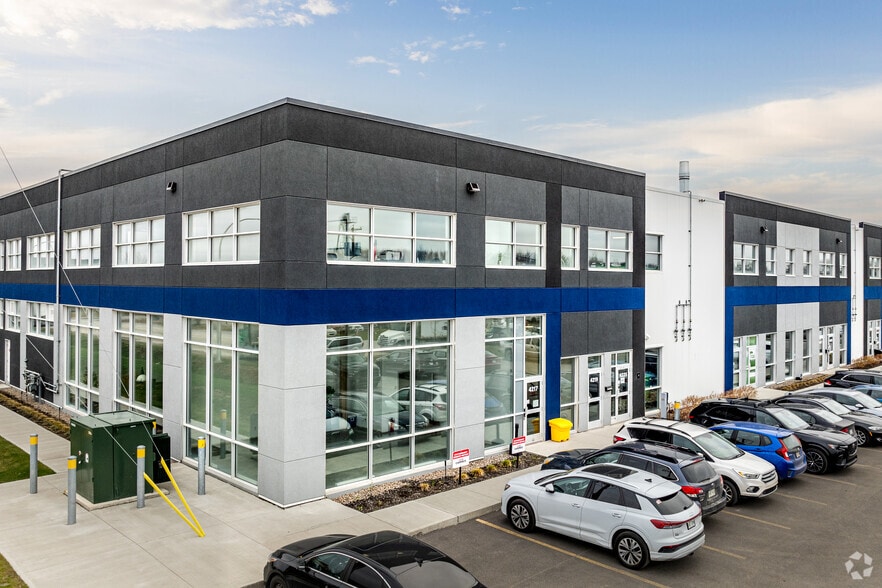 More Photos Of 4177-4233 Rue Marcel Lacasse, Boisbriand Industrial For Lease