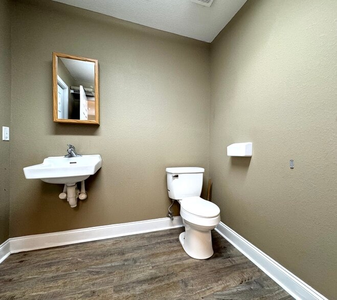 More Photos Of 144 Commerce Pky, Cornelia Flex For Sale