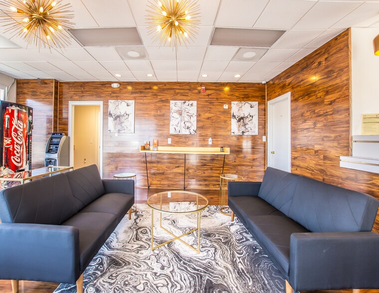 More Photos Of 241 Falcon Dr, Forest Park Hotel For Sale