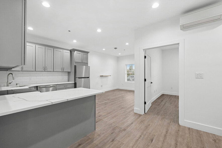 More Photos Of 533 Greenwich St, Hempstead Apartments For Sale