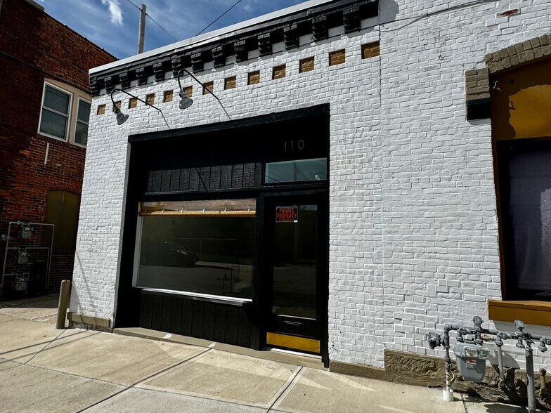 More Photos Of 20 W Side Sq, Macomb General Retail For Sale