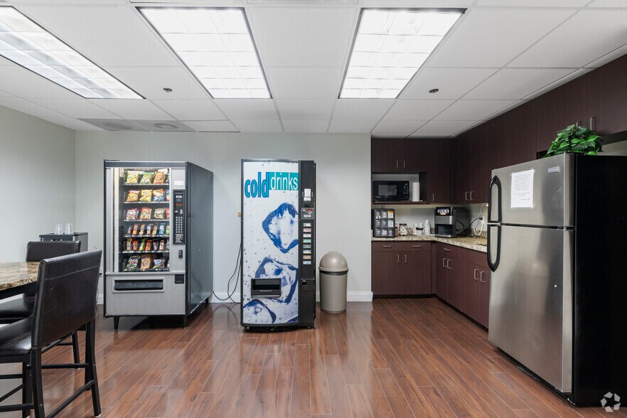 More Photos Of 10 Fairway Dr, Deerfield Beach Office For Lease