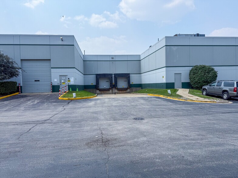 More Photos Of 1400 Crispin Dr, Elgin Warehouse For Lease
