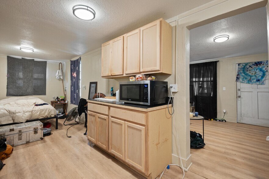 More Photos Of 4349 Louis Ave, Holiday Warehouse For Sale