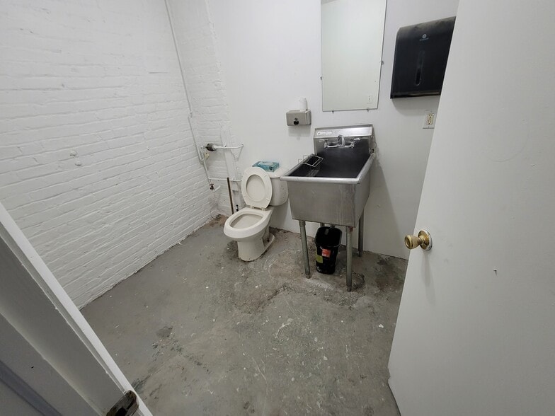 More Photos Of 272-280 Seigel St, Brooklyn Restaurant For Lease