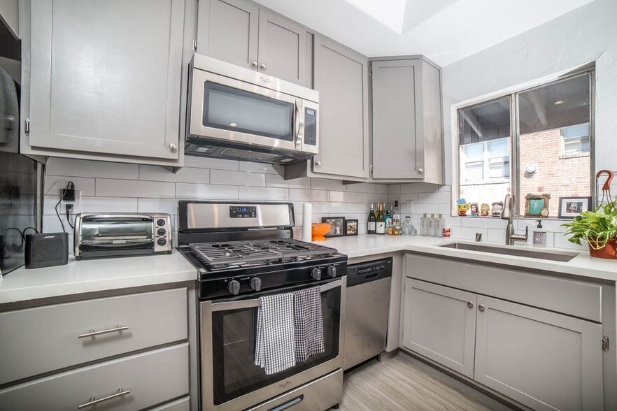 More Photos Of 140 S Westmoreland Ave, Los Angeles Apartments For Sale