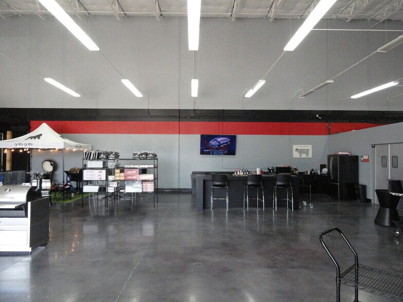 More Photos Of 13940-13960 N Stemmons Fwy, Farmers Branch Showroom For Lease
