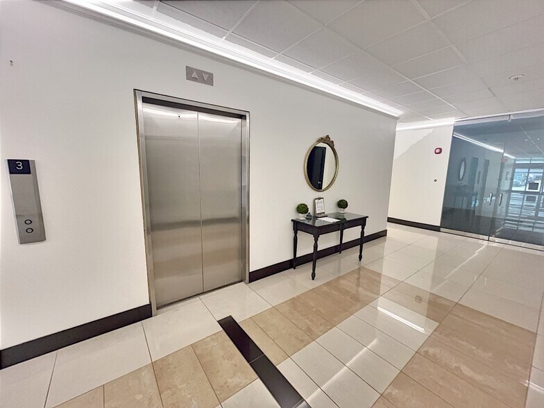 More Photos Of 711 N Carancahua St, Corpus Christi Office For Lease