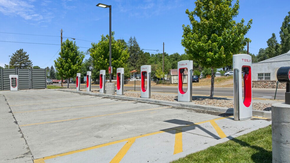 More Photos Of 700 E Victory Way, Craig Service Station For Sale