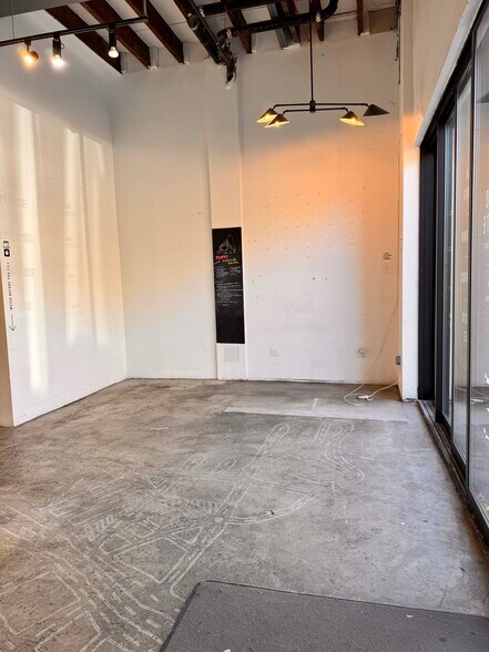 More Photos Of 321 Starr St, Brooklyn Storefront For Lease