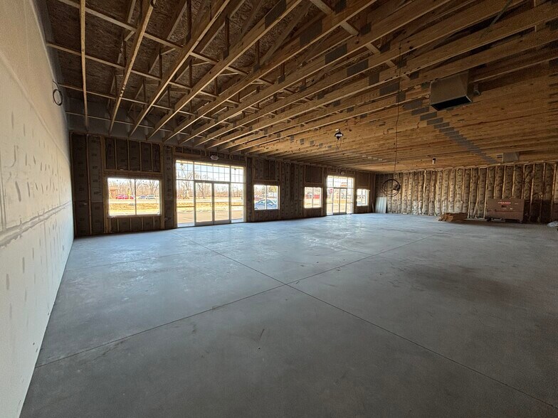 More Photos Of 8972 N US Highway 24 E, Roanoke Storefront For Lease