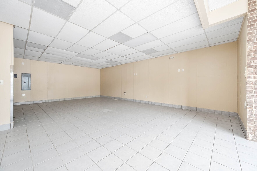 More Photos Of 1417 7th St, Bay City Storefront For Lease