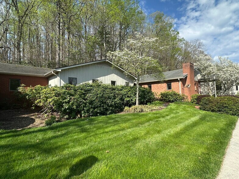 More Photos Of 2206 S Main St, Blacksburg Office For Sale