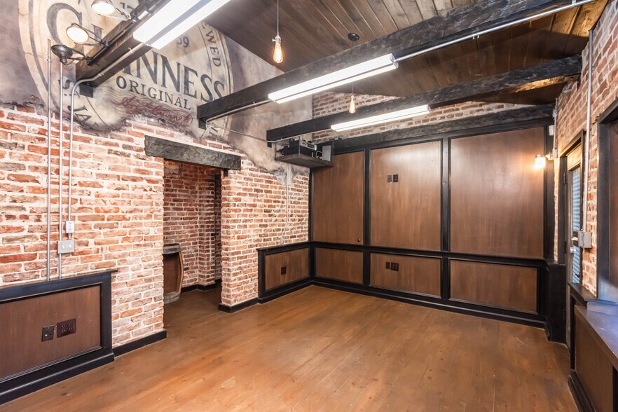 More Photos Of 453 Lincoln Blvd, Lincoln Freestanding For Sale