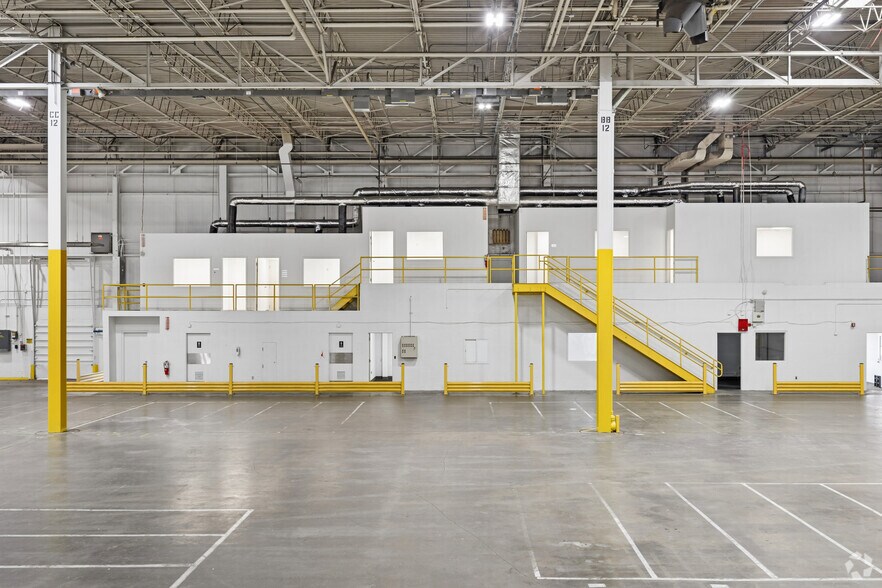 More Photos Of 5455-5555 Darrow Rd, Hudson Distribution For Lease