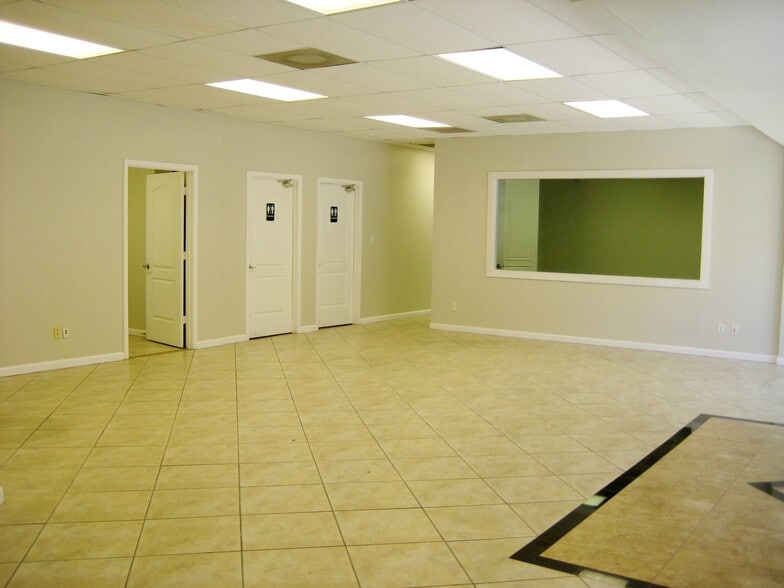 More Photos Of 21617 N 2nd Ave, Phoenix Warehouse For Lease