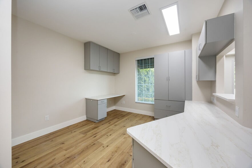 More Photos Of 871 106th Ave N, Naples Medical For Sale