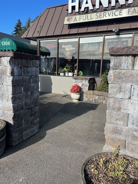 More Photos Of 1304 Ocean Beach Hwy, Longview Storefront Retail Office For Sale