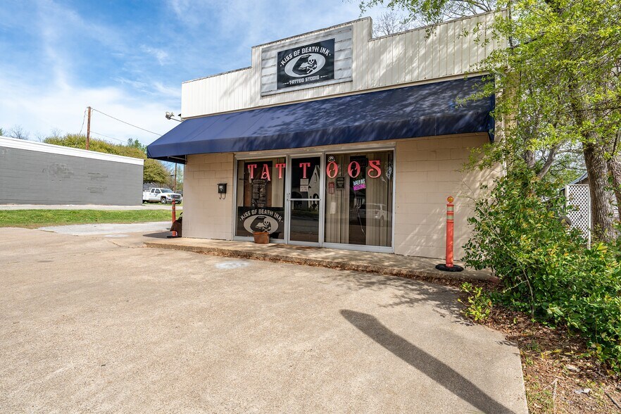 More Photos Of 214 N Newsom St, Mineola Office For Sale