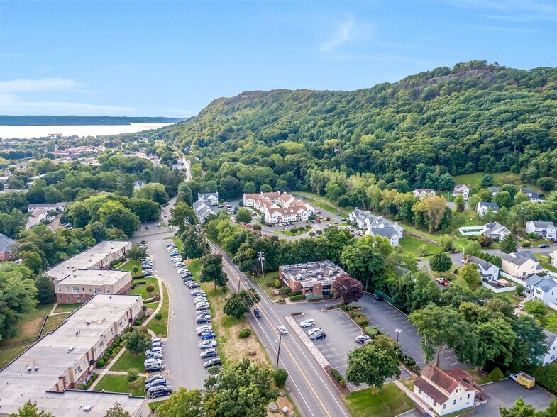 More Photos Of 171 Ramapo Rd, Garnerville Office For Lease