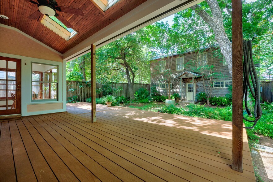 More Photos Of 812 W 10th St, Austin Office For Sale