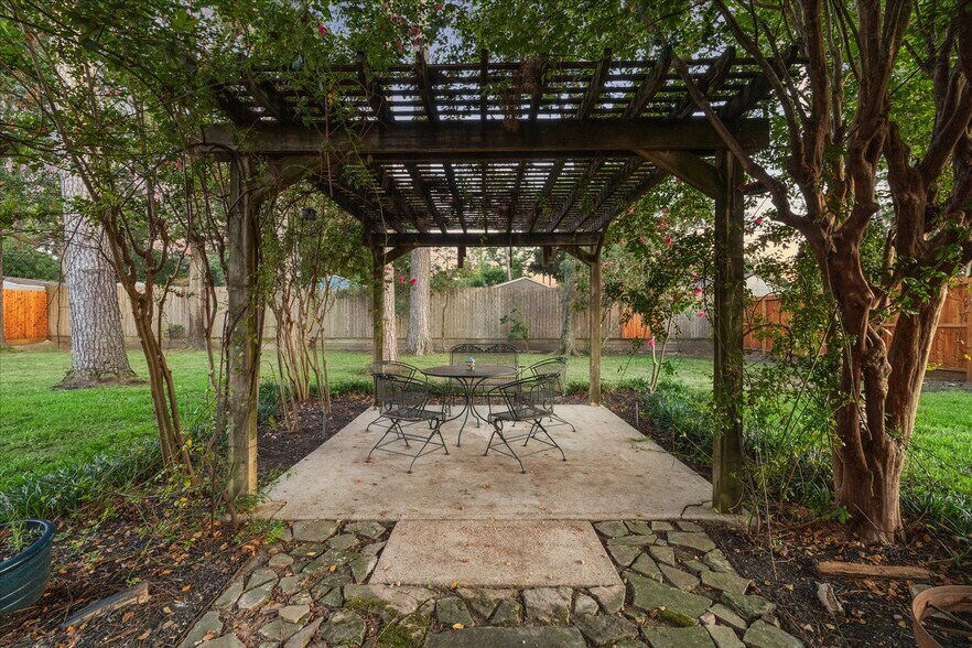 More Photos Of 8639 Bart Ln, Houston Office For Lease