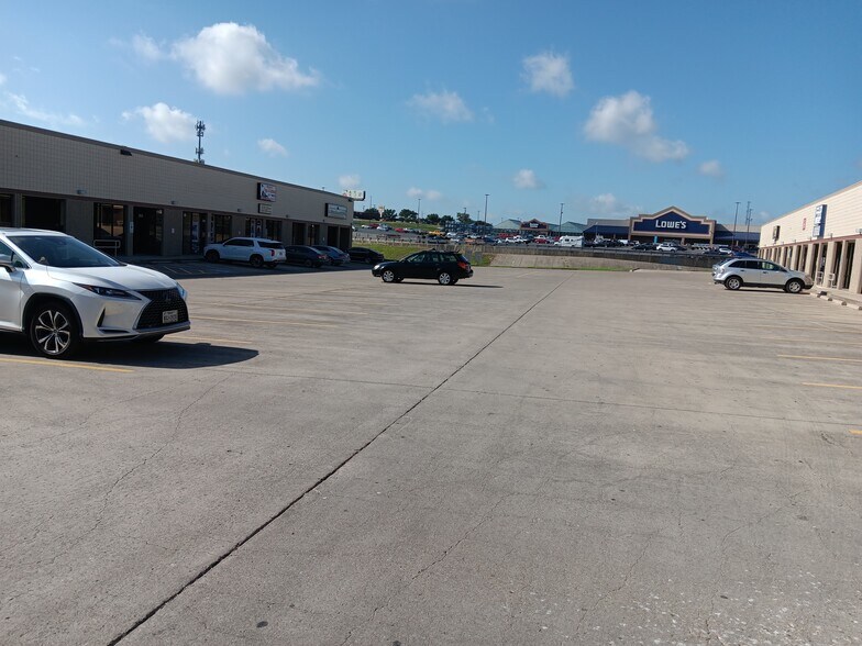 More Photos Of 2501 S W S Young Dr, Killeen Unknown For Lease