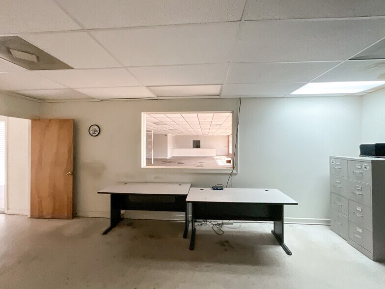 More Photos Of 3608 Roosevelt blvd, Monroe Storefront Retail Office For Lease