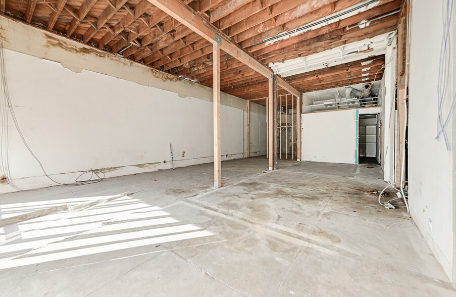 More Photos Of 4905-4913 Clinton St, Los Angeles Apartments For Lease