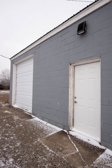 More Photos Of 820 Garfield S, Cambridge Warehouse For Lease