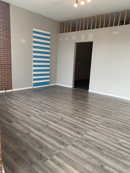 More Photos Of 8000-8004 Blue Ash Rd, Cincinnati Storefront For Sale