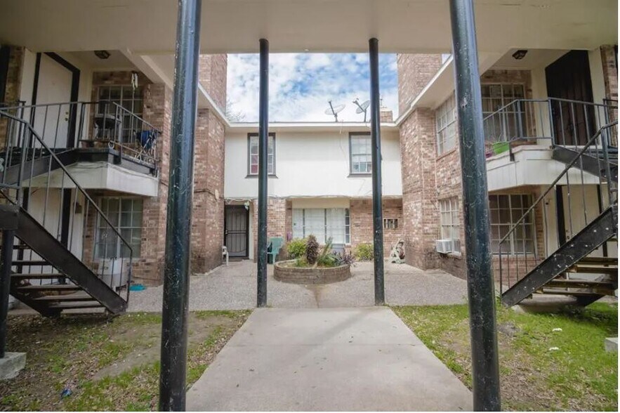 More Photos Of 8100 Leonora St, Houston Apartments For Sale