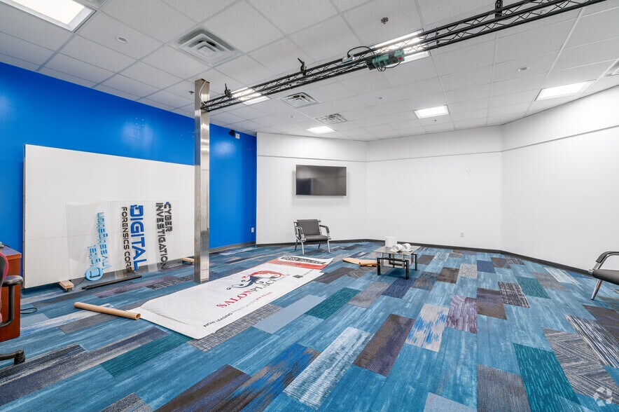 More Photos Of 4400 Renaissance Pky, Warrensville Heights Showroom For Lease