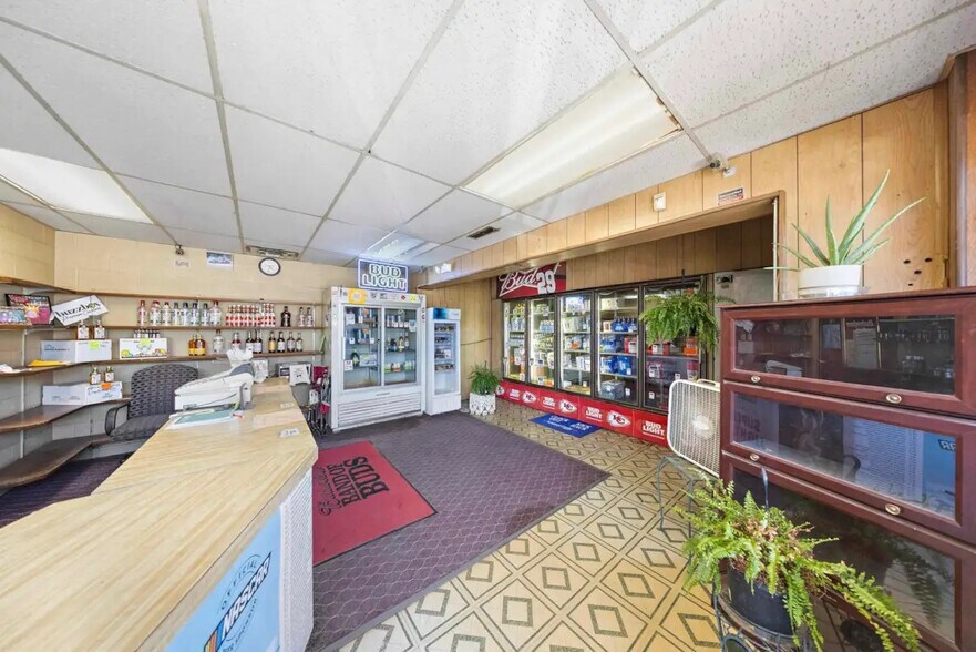 More Photos Of 2106 E 4th Ave, Hutchinson Storefront For Sale