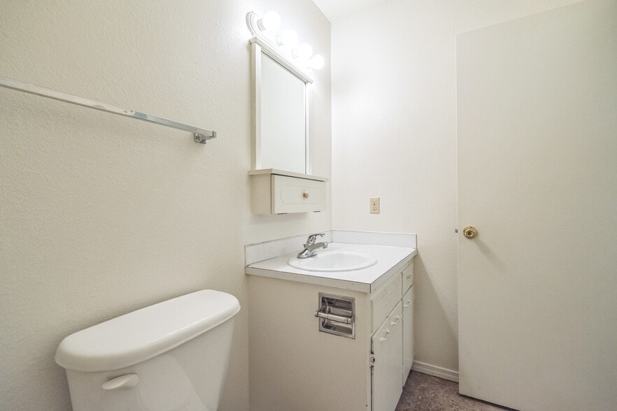 More Photos Of 1020 S 20th Ave, Yakima Apartments For Sale