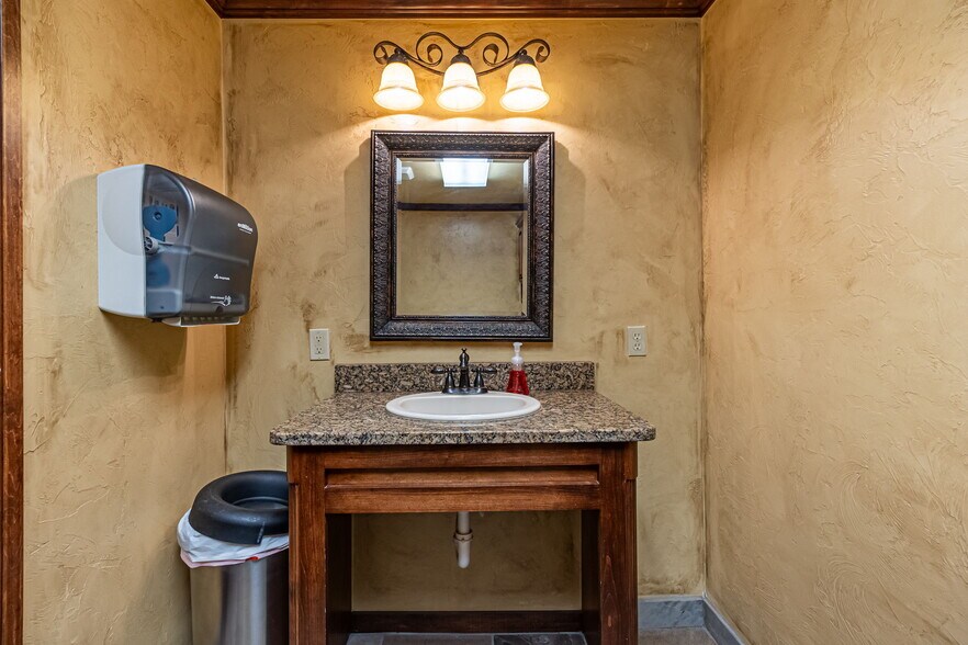 More Photos Of 1530 SW 89th St, Oklahoma City Office For Sale