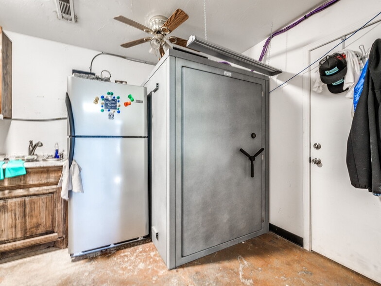 More Photos Of 212 W Main St, Shawnee Storefront Retail Office For Lease