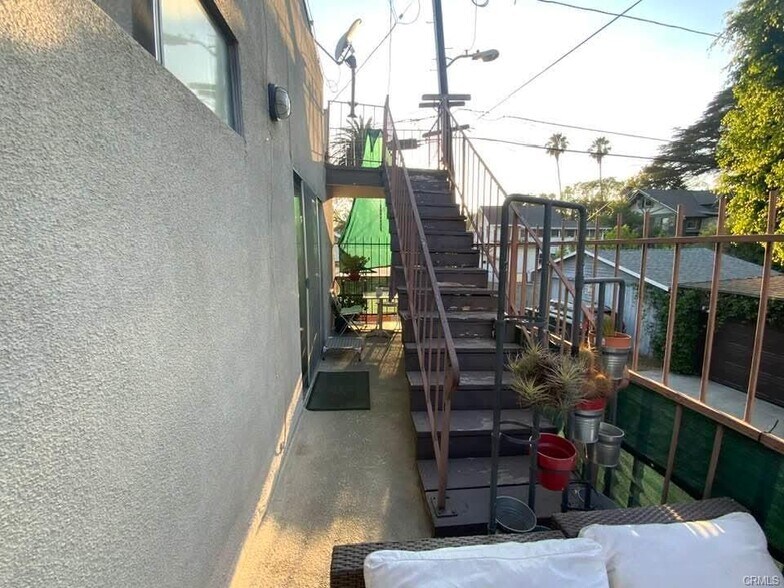More Photos Of 5665 Franklin Ave, Los Angeles Apartments For Sale