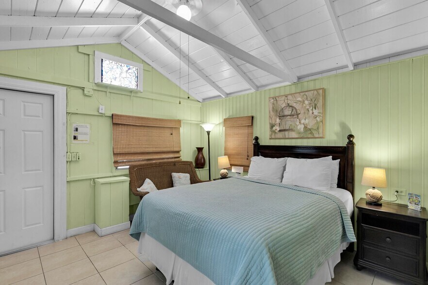 More Photos Of 243 61st St, Marathon Hotel For Sale