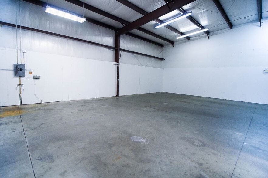 More Photos Of 4120 Metro Dr, Shreveport Warehouse For Lease