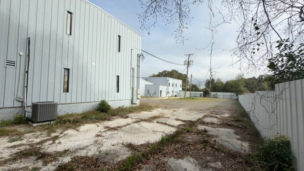 More Photos Of 2800 Delano St, Pensacola Warehouse For Lease