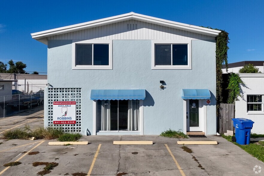 More Photos Of 236 Grove St S, Venice Freestanding For Sale