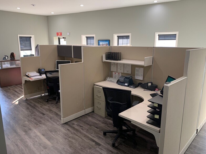 More Photos Of 1419 E Market St, New Albany Light Distribution For Lease