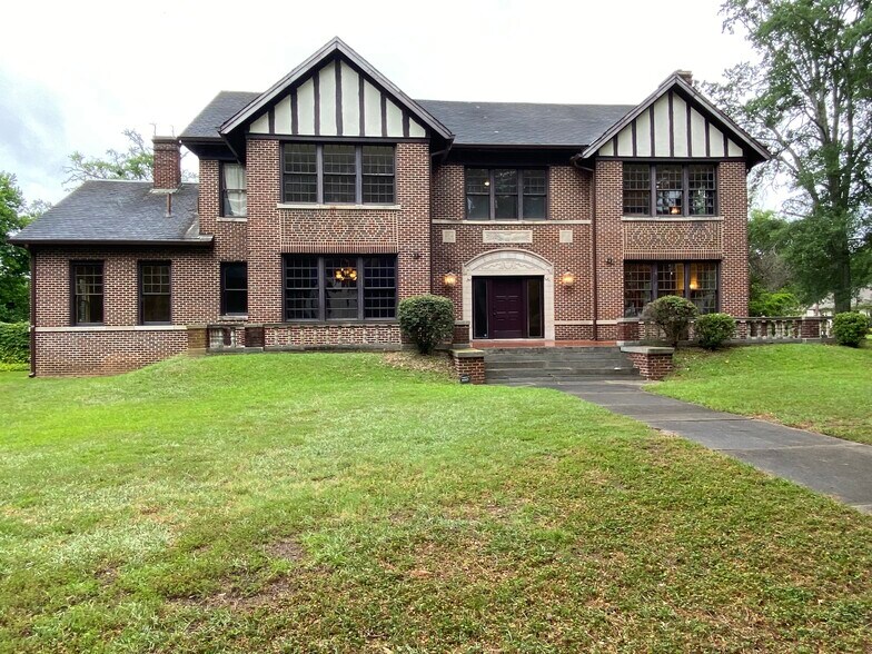 More Photos Of 219 N Broadway St, Tupelo General Retail For Lease