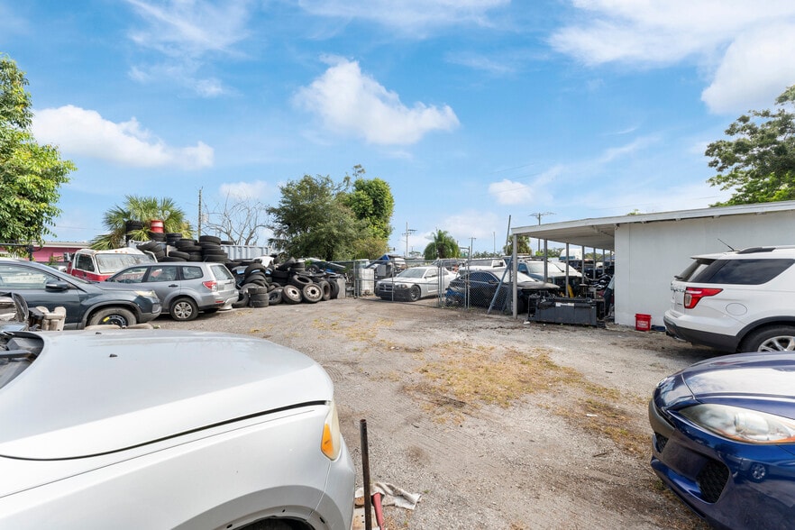 More Photos Of 5712 15th St, Bradenton Auto Dealership For Sale