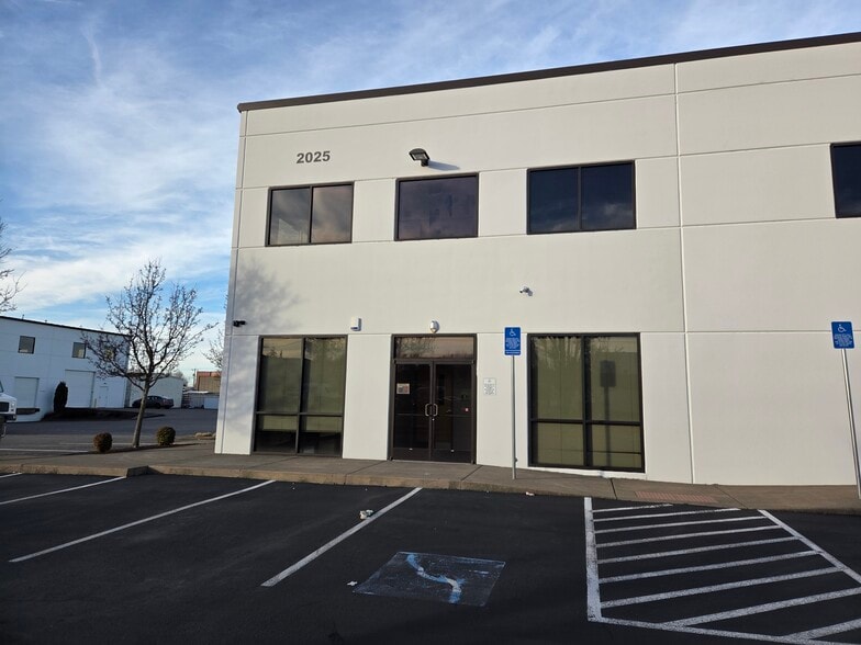 More Photos Of 2019-2025 Vista Ave SE, Salem Warehouse For Lease