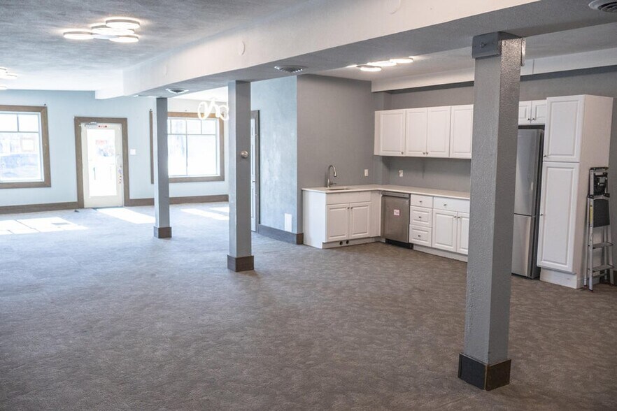 More Photos Of 427 S Whittaker St, New Buffalo Storefront For Sale