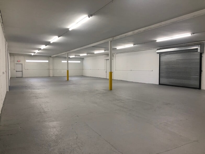 More Photos Of 1000 Fulton St, Farmingdale Warehouse For Lease